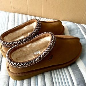 Women’s Size 8 (EU 39) Tasman UGG Slippers.